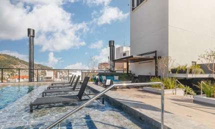 Apartamento com 2 dormitórios e sendo 2 suítes, 1 vaga de garagem no bairro Centro em Florianópolis/ SC.