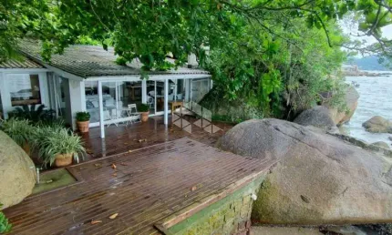 Casa residencial mobiliada com vista para o mar, com 2 dormitórios, sendo 1 suíte, 4 vagas de garagem no bairro Sambaqui em Florianópolis/SC.