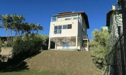 Casa residencial com 3 dormitórios, sendo 1 suíte, 5 vagas de garagem no bairro Carvoeira em Florianópolis/SC.