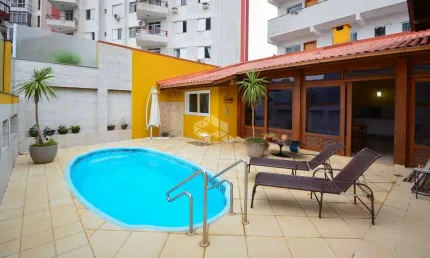 Casa residencial semimobiliada com 3 dormitórios e sendo 1 suíte, 2 vagas de garagem no Centro de Florianópolis/SC.