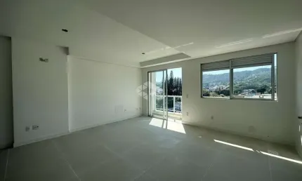 Duplex com 2 dormitórios, sendo 2 suítes, 2 vagas de garagem no bairro joão paulo em florianópolis/sc.