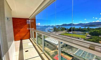 Apartamento semimobiliado com vista para o mar, com 2 dormitórios sendo 2 suítes, 1 vaga de garagem no bairro Agronômica em Florianópolis/SC.