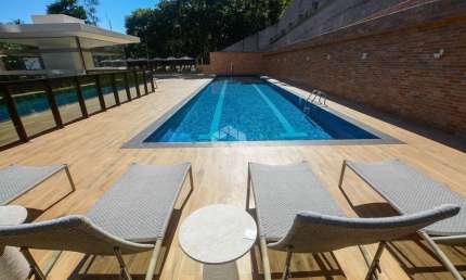 Apartamento semimobiliado com 3 dormitórios sendo 1 suíte, 2 vagas de garagem no bairro Itacorubi em Florianópolis/SC.