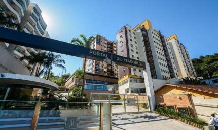 Apartamento semimobiliado com 4 dormitórios sendo 1 suíte, 2 vagas de garagem no bairro Itacorubi em Florianópolis/SC.
