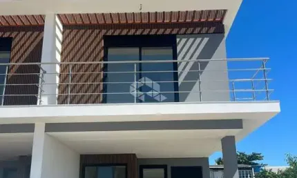 Casa residencial com 3 dormitórios sendo 3 suíte, 1 vaga de garagem no bairro Campeche - Florianópolis/SC