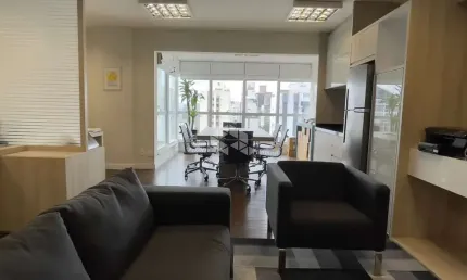 Sala comercial mobiliada com 62,12 m², 1 vaga de garagem. Centro Florianópolis SC