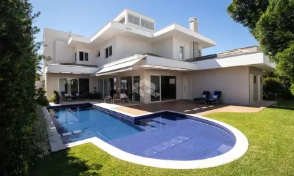 Casa residencial de alto padrão semimobiliada com 4 dormitórios, sendo 4 suítes, 4 vagas de garagem em Jurerê Internacional - Florianópolis/SC