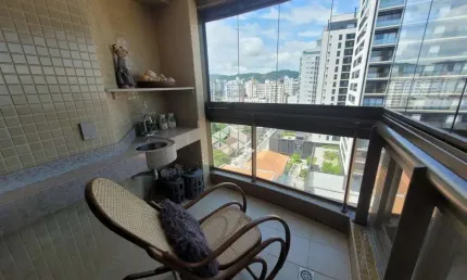 Apartamento com vista para o mar mobiliado de 3 dormitórios, sendo 1 suíte, 2 vagas de garagem no Centro de Florianópolis/SC.