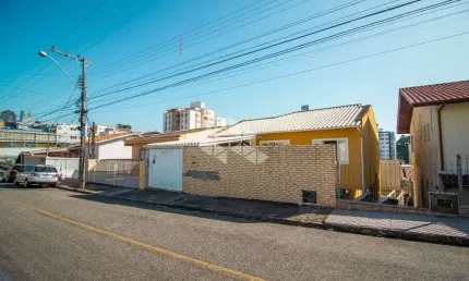 Casa semimobiliada com 4 dormitórios/quartos e sendo 1 suíte A Venda - Jardim Atlântico SC