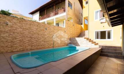 Casa semimobiliada com 4 dormitórios/quartos e sendo 1 suíte A Venda - Jardim Atlântico SC