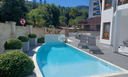 Casa mobiliada com 4 dormitórios e sendo 3 suítes A Venda - Itacorubi, Florianópolis SC
