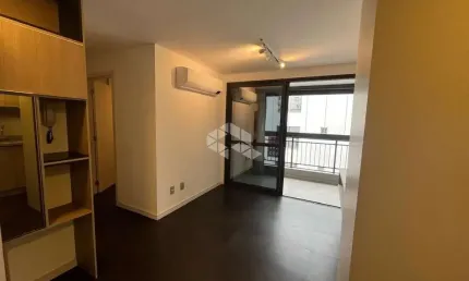 Apartamento mobiliado com 2 quartos sendo 1 suíte  1 vaga + 1 hobby box no bairro itacorubi em florianópolis/sc