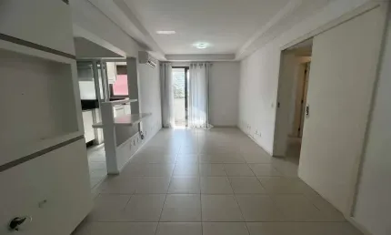 APARTAMENTO COM 2 QUARTOS, SENDO 1 SUÍTE, 2 VAGAS DE GARAGEM NO CENTRO DE FLORIANÓPOLIS/SC.