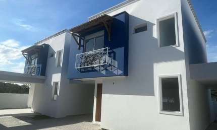 Casa residencial com 3 dormitórios sendo 3 suítes, 1 vaga de garagem no bairro Alto Ribeirão - Florianópolis/SC