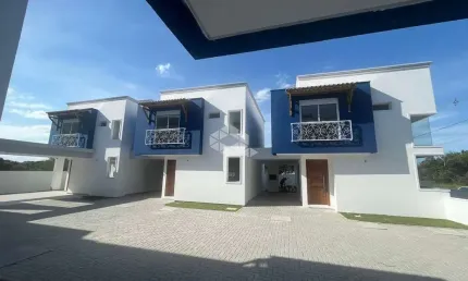 Casa residencial com 3 dormitórios sendo 3 suítes, 1 vaga de garagem no bairro Alto Ribeirão - Florianópolis/SC
