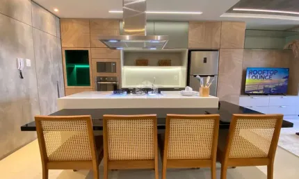 STUDIO MOBILIADO COM 1 QUARTO NO CENTRO DE FLORIANÓPOLIS/SC.