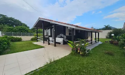 CASA SEMIMOBILIADA COM 3 QAURTOS 2 VAGAS DE GARAGEM NO SANTINHO EM FLORIANÓPOLIS/SC