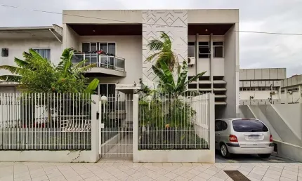 AMPLA CASA NO ESTREITO COM 7 QAURTOS GARAGEM PARA 10 CARROS E QUINTAL  NO ESTREITO EM FLORIANÓPOLIS/SC
