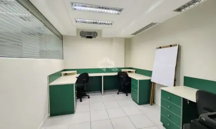 SALA COMERCIAL AMPLA DE 91 m² PRIVATIVOS NO CENTRO DE FLORIANÓPOLIS/SC