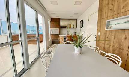 Cobertura com 3 suítes , com 2 vagas, hobby box,, vista para o mar do espaço gourmet com jacuzzi. Praia de Palmas.