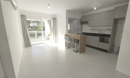Apartamento semimobiliado com vista para o mar,  2 dormitórios, sendo 1 suíte, 1 vaga de garagem no bairro Saco Grande em Florianópolis/SC.
