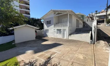 CASA ESPAÇOSA COM 6 QUARTOS ESTILO REPÚBLICA NO BAIRRO CARVOEIRA EM FLORIANÓPOLIS/SC