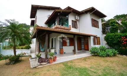 CASA COM 3 QUARTOS SENDO 1 SUÍTE E 2 VAGAS DE GARAGEM NO BAIRRO TRINDADE EM FLORIANÓPOLIS/SC