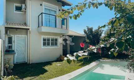 CASA COM 3 QUARTOS SENDO 1 SUÍTE E 2 VAGAS DE GARAGEM NO BAIRRO CAMPECHE EM FLORIANÓPOLIS/SC