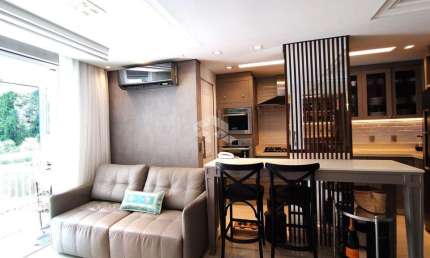 APARTAMENTO SEMIMOBILIADO COM 1 QUARTO E CLOSET, 1 VAGA DE GARAGEM NO BAIRRO ITACORUBI EM FLORIANÓPOLIS/SC.