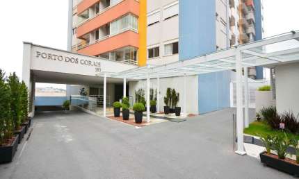 APARTAMENTO SEMIMOBILIADO COM 3 QUARTOS SENDO 1 SUÍTE E 1 VAGA DE GARAGEM NO CENTRO FLORIANÓPOLIS/SC