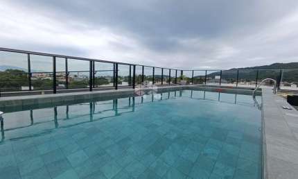 APARTAMENTO SEMIMOBILIADO COM 2 QUARTOS SENDO 1 SUÍTE E 1 VAGA DE GARAGEM NO BAIRRO CACHOEIRA DO BOM JESUS EM FLORIANÓPOLIS/SC