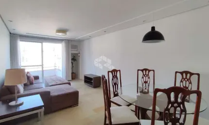 APARTAMENTO SEMIMOBILIADO COM 3 QUARTOS SENDO 1 SUÍTE E 1 VAGA DE GARAGEM NO CENTRO DE FLORIANÓPOLIS/SC