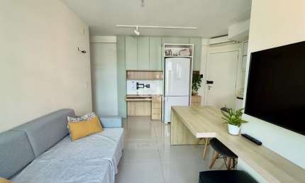 APARTAMENTO SEMIMOBILIADO COM 2 QUARTOS SENDO 1 SUÍTE E 1 VAGA DE GARAGEM NO BAIRRO COQUEIROS EM FLORIANÓPOLIS/SC