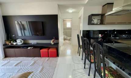 APARTAMENTO MOBILIADO COM 2 QUARTOS SENDO 1 SUÍTE E 1 VAGA DE GARAGEM NO BAIRRO TRINDADE EM FLORIANÓPOLIS/SC