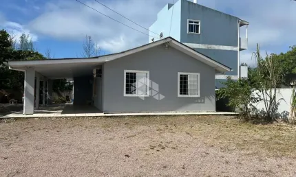 CASA COM TERRENO AMPLO PRÓXIMO ÀS PRAIAS DA PONTA DO PAPAGAIO E PINHEIRA