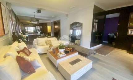 Apartamento, 4 dormitórios, sendo 2 suítes, e 4 vagas de garagem no Centro de Florianópolis