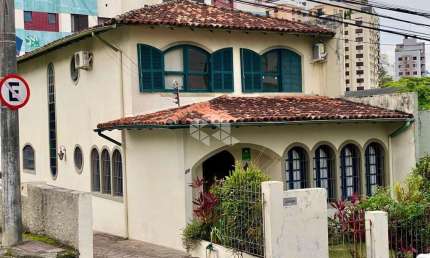 Casa com 4 dormitórios, próxima do Beira Mar Shopping, no Centro de Florianópolis.