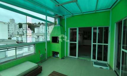 COBERTURA DUPLEX COM 5 QUARTOS SENDO 2 SUÍTES E 4 VAGAS DE GARAGEM NO BAIRRO TRINDADE EM FLORIANÓPOLIS/SC