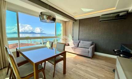 APARTAMENTO COM 2 SUÍTES 2 VAGAS DE GARAGEM E VISTA PANORÂMICA EM COQUEIROS FLORIANÓPOLIS/SC - PORTEIRA FECHADA, 100% MOBILIADO.