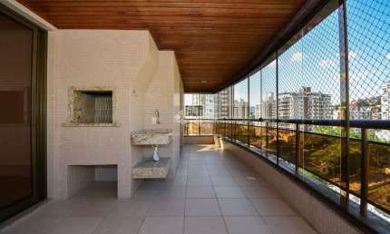 APARTAMENTO DE ALTO PADRÃO COM VISTA PARA A BEIRA-MAR NORTE EM FLORIANÓPOLIS/SC