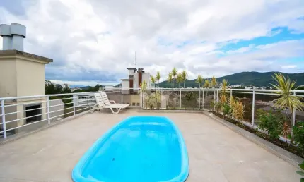 APARTAMENTO SEMIMOBILIADO COM 3 QUARTOS SENDO 2 SUÍTES E 2 VAGAS DE GARAGEM NO CÓRREGO GRANDE EM FLORIANÓPOLIS/SC