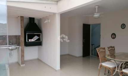 COBERTURA AMPLA COM 3 QUARTOS E LOCALIZAÇÃO PRIVILEGIADA NA CARVOEIRA FLORIANÓPOLIS/SC