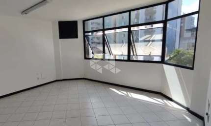 SALA COMERCIAL NO CENTRO DE FLORIANÓPOLIS COM 1 VAGA DE GARAGEM E EXCELENTE LOCALIZAÇÃO