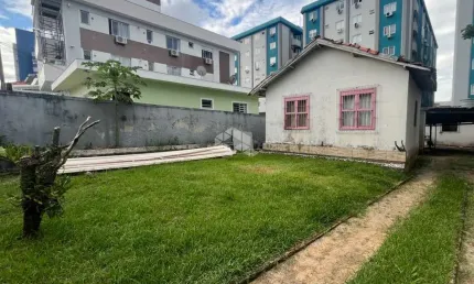 CASA COM TERRENO AMPLO 3 QUARTOS E 4 VAGAS EM BARREIROS SÃO JOSÉ SC