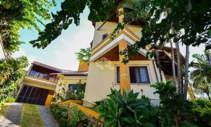 CASA ESPAÇOSA COM 5 QUARTOS SENDO 2 SUITES E VISTA PARA O MAR EM COQUEIROS FLORIANÓPOLIS/SC