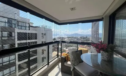 APARTAMENTO SEMIMOBILIADO COM VISTA PARA O MAR COM 2 QUARTOS SENDO 1 SUÍTE E 2 VAGAS DE GARAGEM NO BALNEÁRIO EM FLORIANÓPOLIS/SC