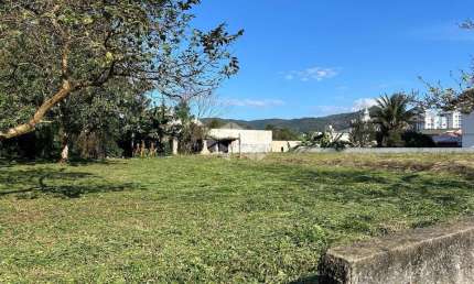 TERRENO AMPLO COM 720 m² EM LOCALIZAÇÃO PRIVILEGIADA NA TRINDADE FLORIANÓPOLIS/SC