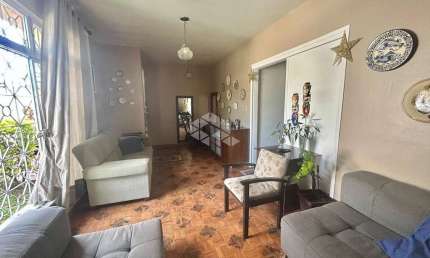 CASA COM 5 QUARTOS SENDO 1 SUÍTE NA TRINDADE FLORIANÓPOLIS/SC