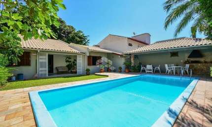 CASA SEMIMOBILIADA COM 3 QUARTOS SENDO 1 SUÍTE 4 VAGAS PISCINA E CHURRASQUEIRA NO ITAGUAÇU FLORIANÓPOLIS