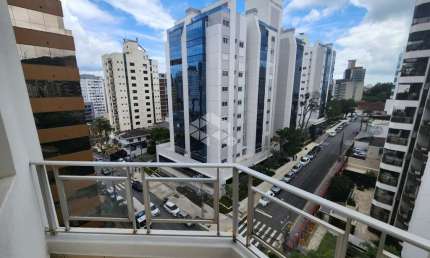 APARTAMENTO SEMIMOBILIADO COM 3 QUARTOS SENDO 1 SUÍTE 1 VAGA DE GARAGEM E VISTA PANORÂMICA NO CENTRO DE FLORIANÓPOLIS